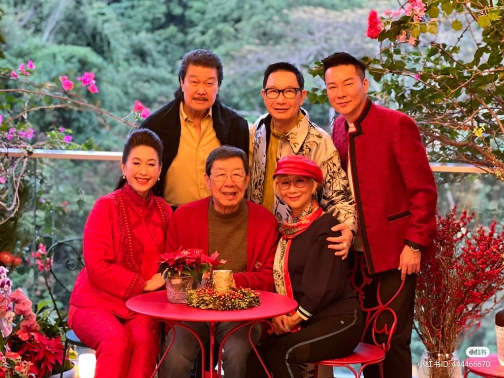 日前劉培基與老友們在王玉環家中聚會。